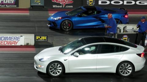 New C8 Corvette vs Tesla model 3 - drag racing