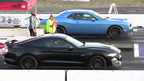 2019 Mustang GT vs 2019 Challenger 1320 Scat Pack - drag race