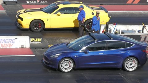 Hellcat vs Tesla Model 3 - drag racing #electriccar #hellcat #tesla #dragracing