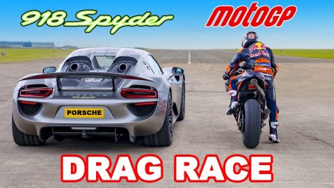 Porsche 918 Spyder v Motor Red Bull MotoGP: DRAG RACE
