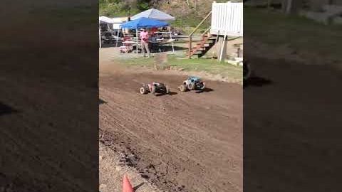 RC racing Xmaxx vs Kraton drag race in the mud