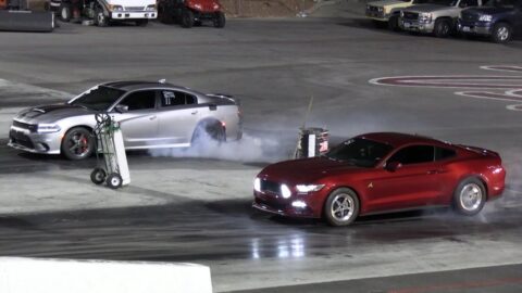 Hellcat Charger vs Mustang Ecoboost - drag racing